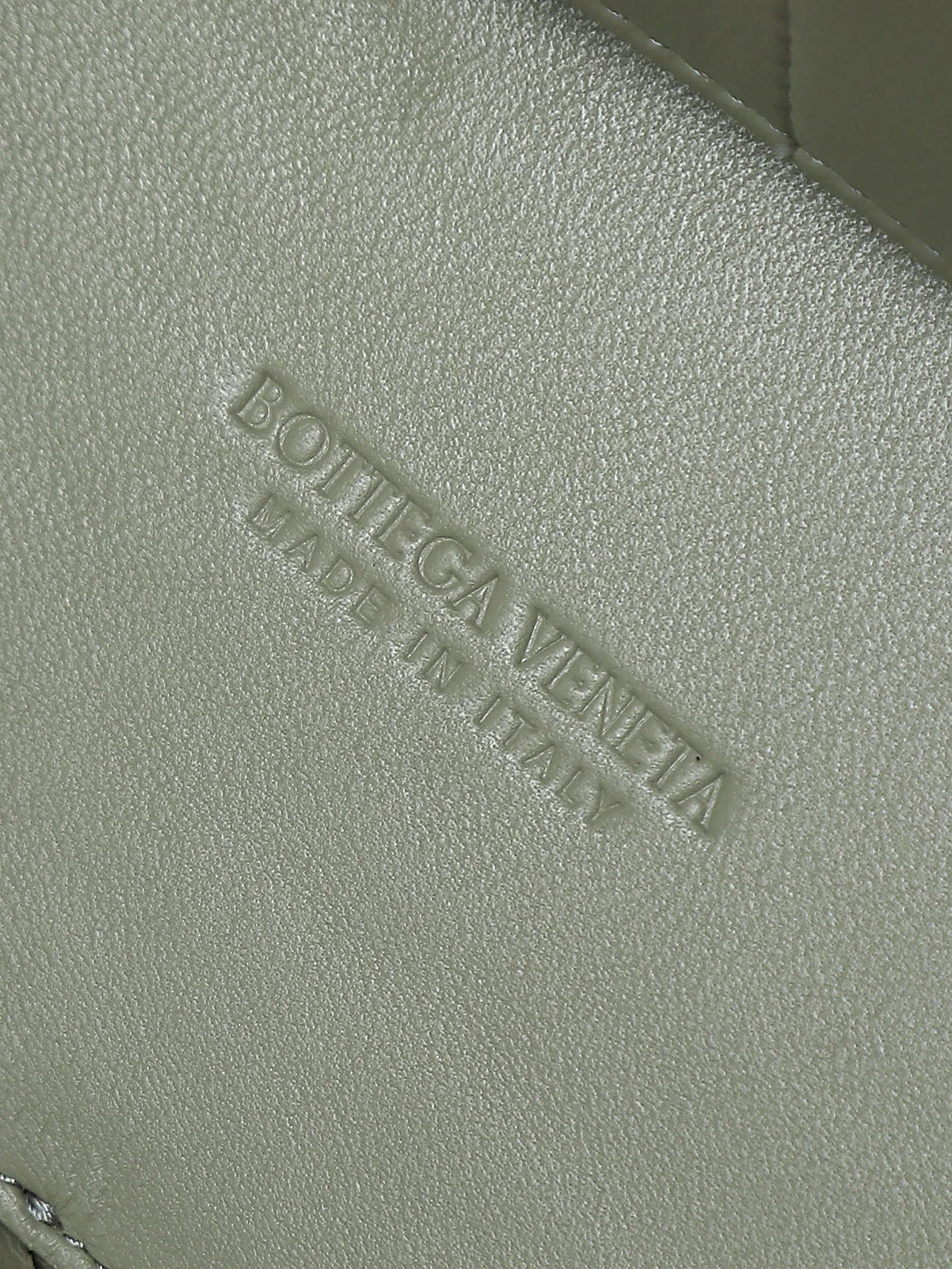 1550. Andiamo is shipping‼ ️Really popular🔥The new Andiamo woven handbag launched by Bottega Veneta this season is really popular all over the world! ! Celebrities at home and abroad have worn it, and Oscar-winning actress Michelle Yeoh has taken it out on the street. Song Jia, Trai Yala, Yu Feihong, Sanji Ayaka, Rosie Hunting-Whiteley, Yoshioka Riho, etc. have all worn this bag. It is classic and versatile and shows off your temperament, and the bag capacity is also large, which is very convenient for daily commuting! ! A variety of carrying methods, the shoulder straps can be adjusted by yourself, the original lambskin feels soft and delicate, and the unisex style breaks gender boundaries and brings a more practical and longer-lasting use experience. Andiamo, which has both elegant and casual styles, perfectly interprets the true appearance of "fashionable old money style". Style number: 766016 Size: 32*24*12